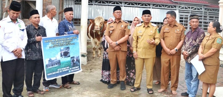 Serahkan Hewan Qurban Bantuan Presiden RI di Masjid Al-Aksho Gunung Malela, Bupati Simalungun Ucapkan Terimakasih.