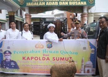 Menjelang Idul Adha, Kapolsek Tanah Jawa Serahkan Hewan Kurban Kambing ke Persulukan Serambi Babussalam Simalungun.