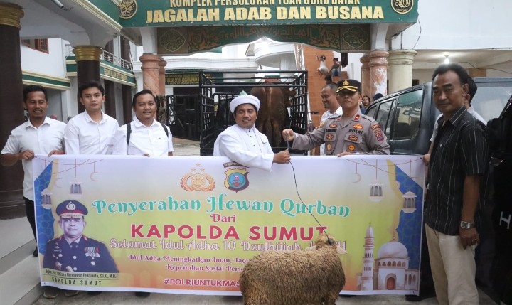 Menjelang Idul Adha, Kapolsek Tanah Jawa Serahkan Hewan Kurban Kambing ke Persulukan Serambi Babussalam Simalungun.