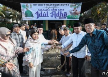 Wali Kota Pematangsiantar Wesly Silalahi SH MKn Serahkan Seekor Sapi Kurban Ke DP MUI Kota Pematangsiantar.