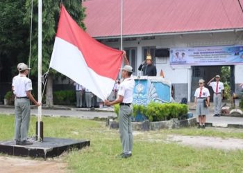 Bertindak Selaku Pembina Upacara Hardiknas di SMAN 4, Ketua DPRD Kota Pematangsiantar Timbul Lingga, SH Kenakan Pakaian Adat Simalungun.