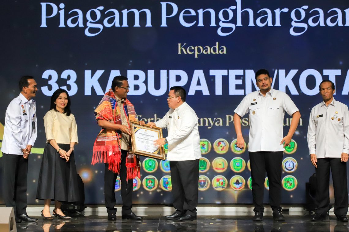Wali Kota Pematangsiantar Wesly Silalahi, SH, MKn Menerima Piagam Penghargaan Dari Menteri Hukum Republik Indonesia Supratman Andi Agtas, atas komitmen mendirikan Pos Bantuan Hukum (Posbankum).