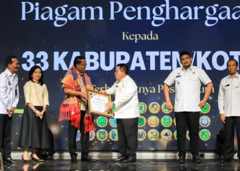 Wali Kota Pematangsiantar Wesly Silalahi, SH, MKn Menerima Piagam Penghargaan Dari Menteri Hukum Republik Indonesia Supratman Andi Agtas, atas komitmen mendirikan Pos Bantuan Hukum (Posbankum).