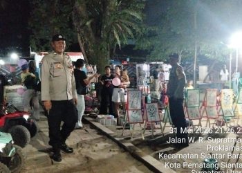 Antisipasi Guantibmas, Bhabinkamtibmas Polsek Siantar Barat Patroli Jalan Kaki Malam Hari di Taman Bunga.