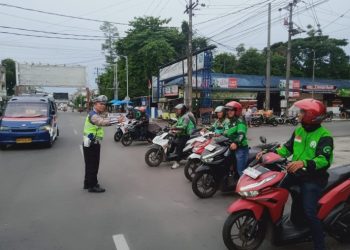 Sat Lantas Polres Pematangsiantar Laksanakan Binluh & Dikmas Lantas Kepada Pengendara Gojek.