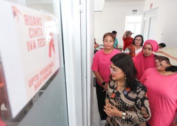 Ketua TP PKK Kota Pematangsiantar Ny Liswati Wesly Silalahi Tinjau Pemeriksaan Massal Inspeksi Visual Asam Asetat (IVA) Test Tahun 2026, di Puskesmas Martimbang.