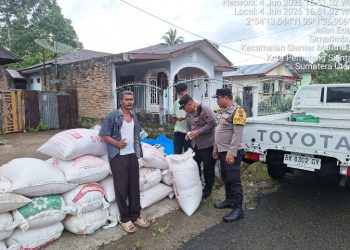 Kapolsek Siantar Marihat Dampingi Penjualan Jagung Petani Binaan ke Bulog Cabang Pematangsiantar.
