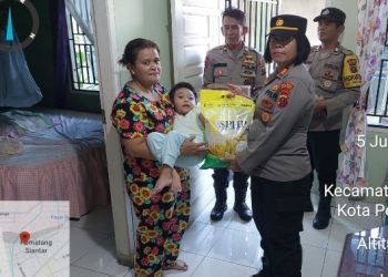 Kapolsek Siantar Utara Jumat Curhat Kamtibmas dan Berikan Bantuan Kepada Balita Stunting.