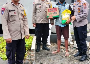 Sambut HUT Bhayangkara Ke - 80, Kapolsek Siantar Timur Berikan Bansos Kepada Warga Kurang Mampu.