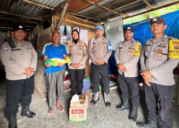 Kapolsek Siantar Selatan Berbagi, Berikan Bantuan Kepada Warga Kurang Mampu.