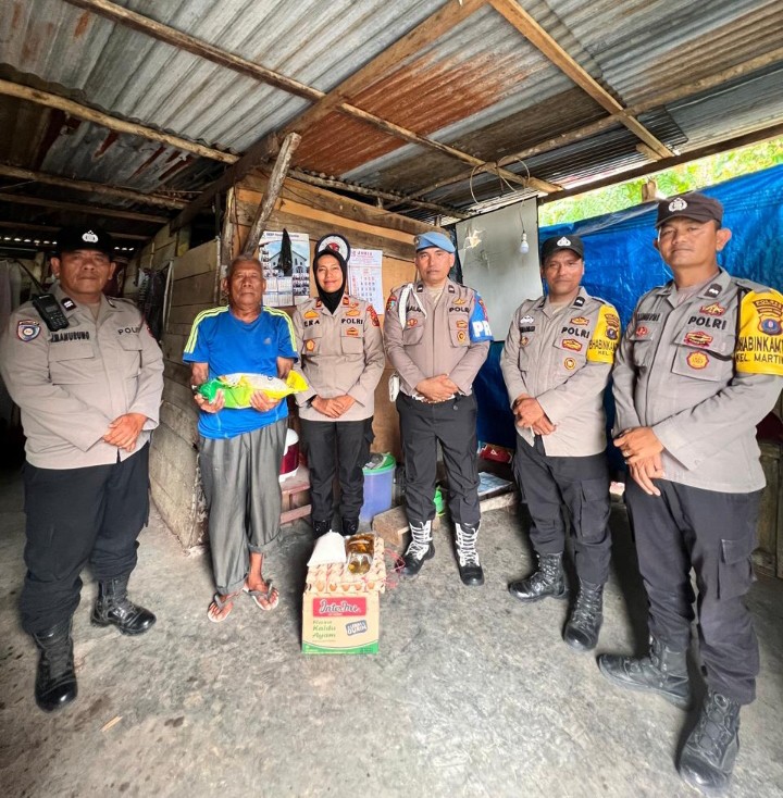 Kapolsek Siantar Selatan Berbagi, Berikan Bantuan Kepada Warga Kurang Mampu.