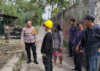 Polsek Siantar Utara Berikan Himbauan Kepada Pekerja Rabat Beton di Gang Pinus.