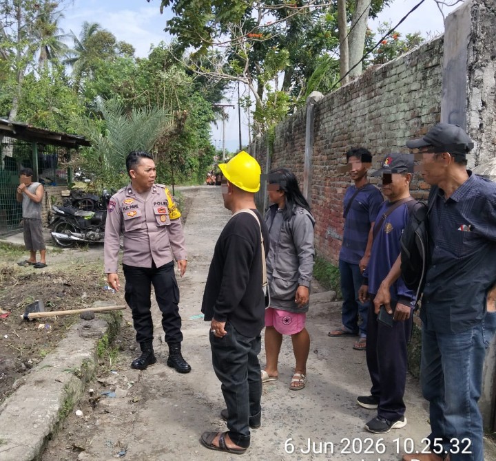 Polsek Siantar Utara Berikan Himbauan Kepada Pekerja Rabat Beton di Gang Pinus.