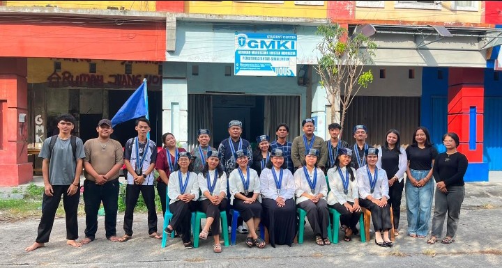 Badan Pengurus Cabang ( BPC ) GMKI Pematangsiantar Foto Bersama Dengan GMKI Komisariat Salomo Nomensen.