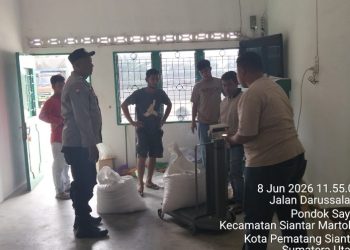 Polsek Siantar Barat Dampingi Penjualan Hasil Panen Jagung Petani Binaan ke Bulog.