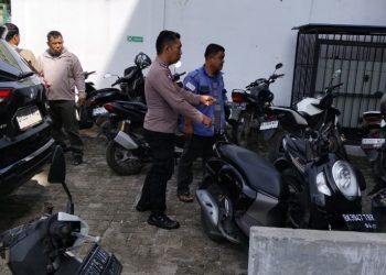 Bhabinkamtibmas Polsek Siantar Utara Sambangi Pekerja Toko Bangunan Sampaikan Pesan Kamtibmas.