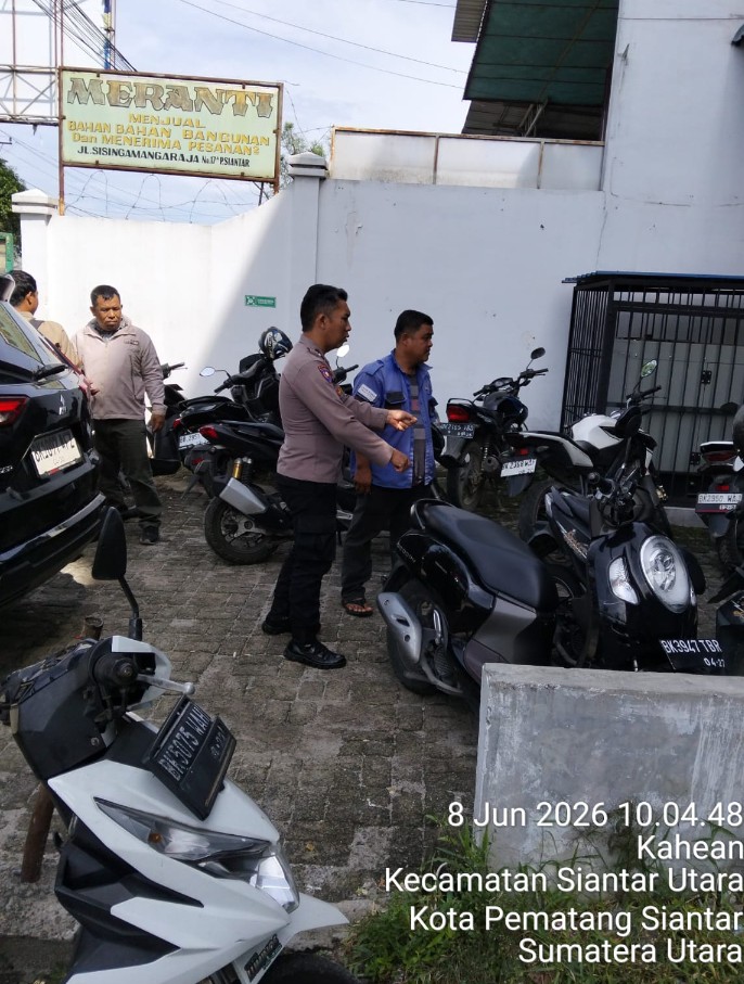 Bhabinkamtibmas Polsek Siantar Utara Sambangi Pekerja Toko Bangunan Sampaikan Pesan Kamtibmas.