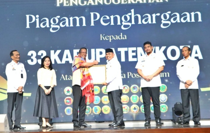 Bupati Simalungun Terima Penghargaan Dari Menhum RI Atas Pembentukan 413 Posbankum.