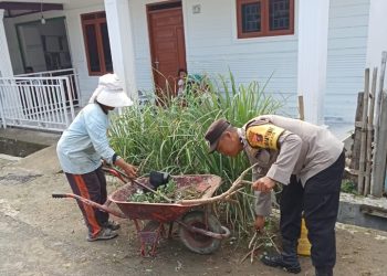 Bhabinkamtibmas Polsek Siantar Marihat Gotong Royong Bersama di Jalan Negri Bosar.