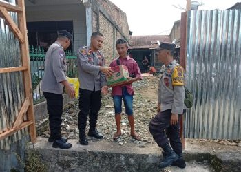 Sambut HUT Bhayangkara Ke - 80, Kapolsek Siantar Timur Berikan Bansos Kepada Warga Kurang Mampu.