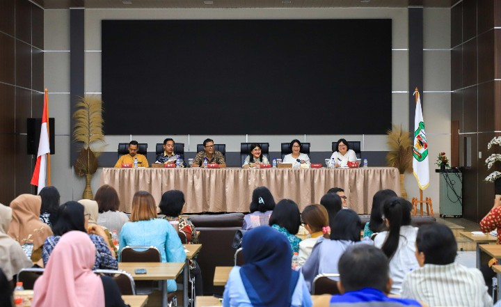 Ketua TP PKK Kota Pematangsiantar Ny Liswati Wesly Silalahi Menggelar Rapat Terkait Persiapan Monitoring Desa/Kelurahan Pelaksana Tertib Administrasi, PAAR, UP2K, Aku Hatinya PKK & IVA Test Oleh TP PKK Provinsi Sumut.
