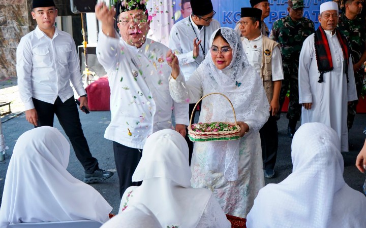 Walikota Pematangsiantar Wesly Silalahi, SH, MKn Menepung Tawari Para Haji/Hajjah.