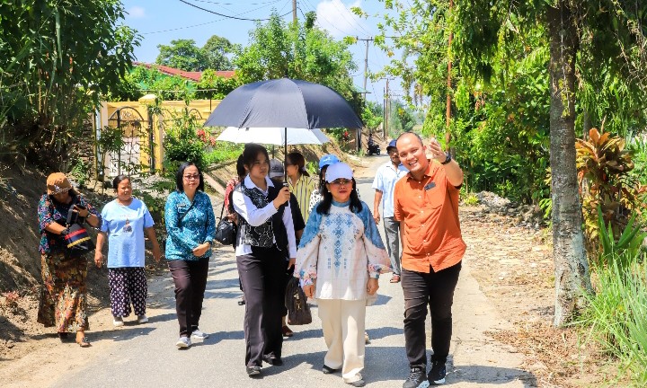 Guna memaksimalkan Kelurahan Pada Perlombaan Tingkat Provinsi Sumut, Ketua TP PKK Kota Pematangsiantar Ny Liswati Wesly Silalahi Tinjau Kelurahan Tong Marimbun & Kelurahan Pematang Marihat.