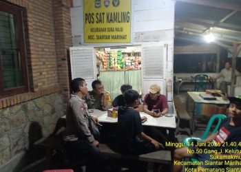 Bhabinkamtibmas Polsek Siantar Marihat SALING di Pos Kamling Gang Kelutuk.