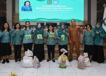 Ketua TP PKK Kota Pematangsiantar Ny Liswati Wesly Silalahi Serahkan Bantuan Bibit Sayuran & Jahe Serta Kompos Kepada TP PKK Kecamatan dan Masyarakat.