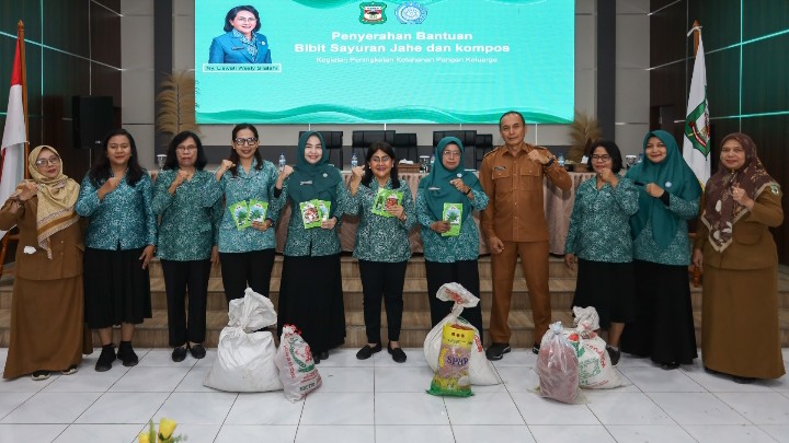 Ketua TP PKK Kota Pematangsiantar Ny Liswati Wesly Silalahi Serahkan Bantuan Bibit Sayuran & Jahe Serta Kompos Kepada TP PKK Kecamatan dan Masyarakat.