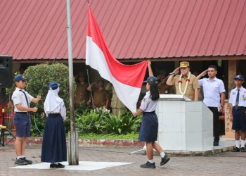 Walikota Pematangsiantar Wesly Silalahi, SH, MKn Menjadi Pembina Upacara di UPTD SMPN 1 Pematangsiantar.