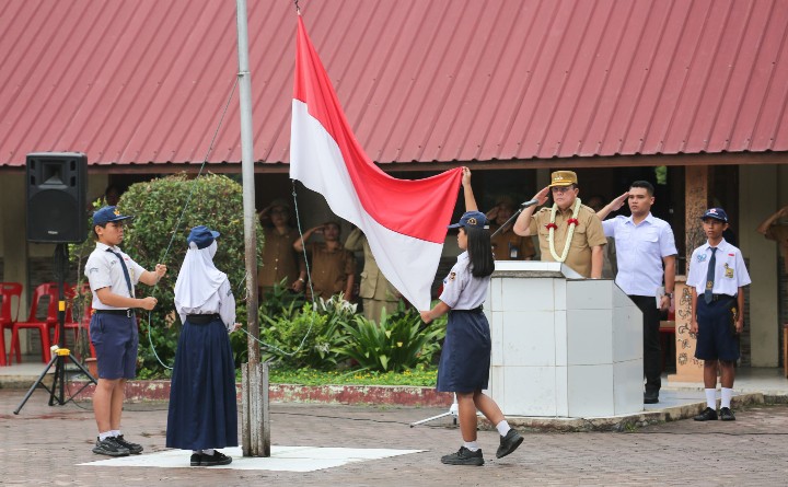 Walikota Pematangsiantar Wesly Silalahi, SH, MKn Menjadi Pembina Upacara di UPTD SMPN 1 Pematangsiantar.