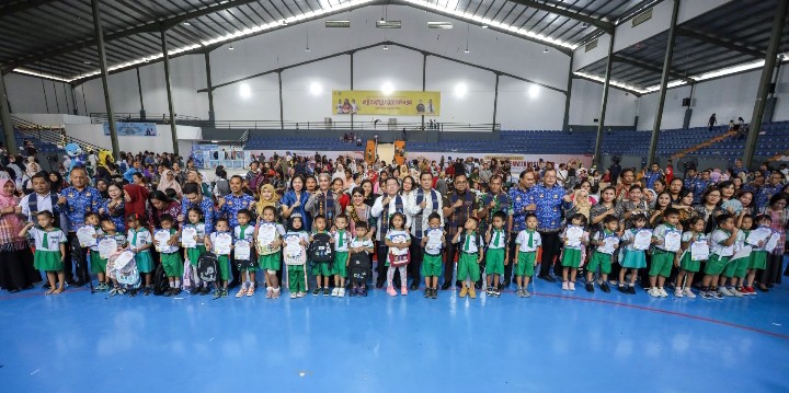 Walikota Pematangsiantar Wesly Silalahi, SH, MKn Foto Bersama Dengan Para Siswa PAUD.