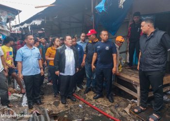 Wali Kota Pematangsiantar Wesly Silalahi, SH, MKn Tinjau Langsung Lokasi Kebakaran Pasar Dwikora.