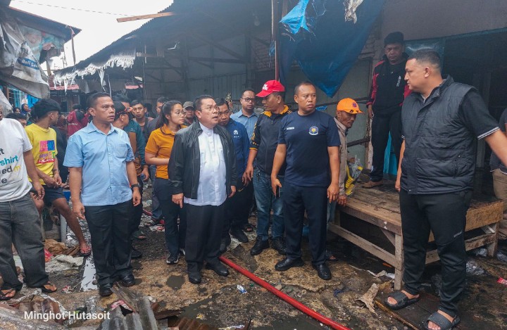 Wali Kota Pematangsiantar Wesly Silalahi, SH, MKn Tinjau Langsung Lokasi Kebakaran Pasar Dwikora.