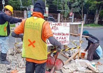 Pemko Pematangsiantar Melalui Dinas PUTR Melakukan Rehabilitasi/Perbaikan Terhadap Jalan Berlubang di Simpang Jalan S Parman & Jalan Sang Naualuh Damanik.