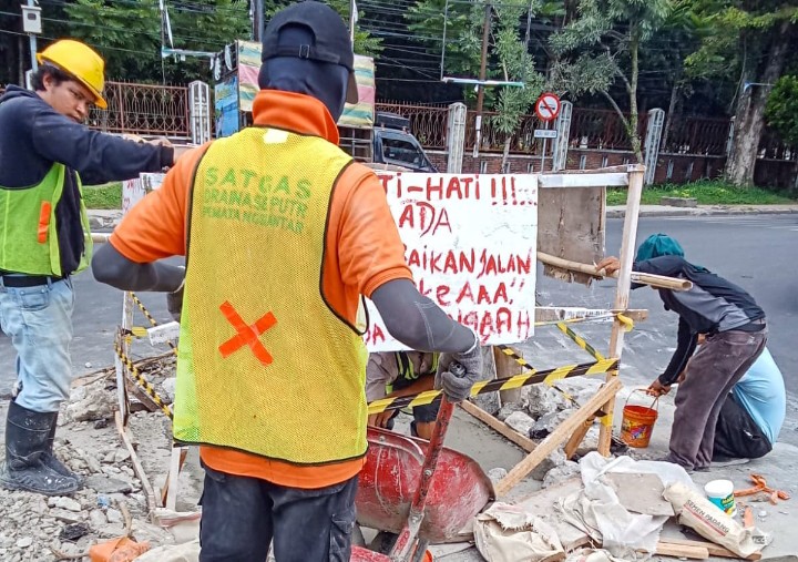 Pemko Pematangsiantar Melalui Dinas PUTR Melakukan Rehabilitasi/Perbaikan Terhadap Jalan Berlubang di Simpang Jalan S Parman & Jalan Sang Naualuh Damanik.