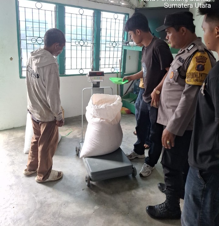 Polsek Siantar Marihat Dampingi Penjualan 450 Kg Hasil Panen Jagung Petani Binaan ke Bulog.