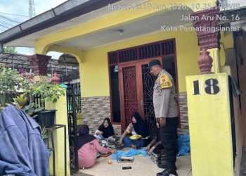 Bhabinkamtibmas Polsek Siantar Barat Monitoring Distribusi MBG di Pos Yandu Jalan Aru.