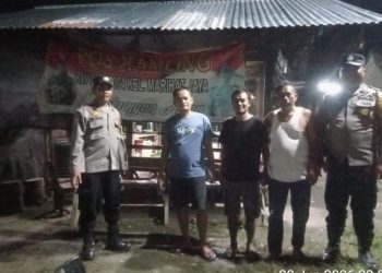 Polsek Siantar Marihat Laksanakan SALING di Pos Kamling Saat Jaga malam.