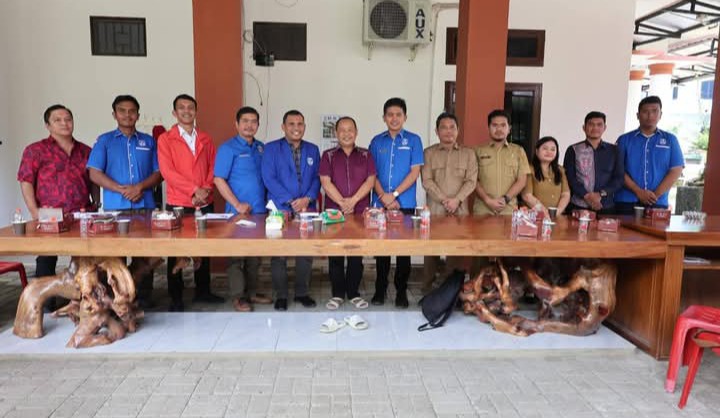 Kunjungan DPC GAMKI Pematangsiantar Ke Rumah Dinas Ketua DPRD Kota Pematangsiantar Timbul Marganda Lingga, SH.