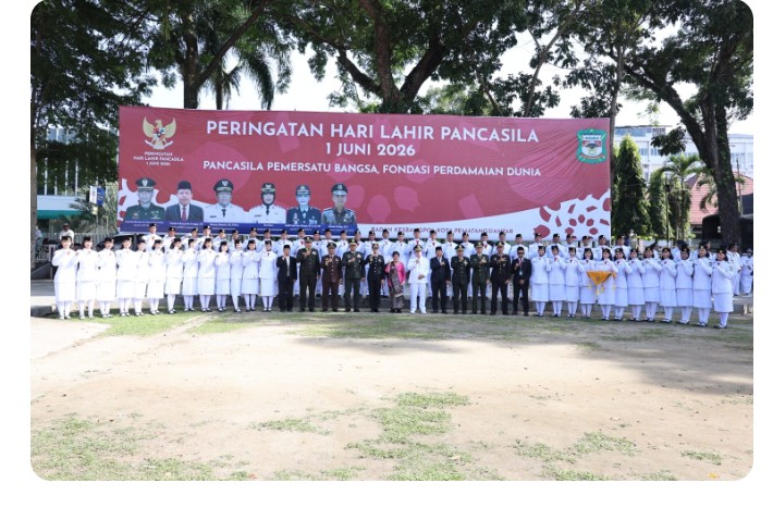 Ketua DPRD Kota Pematangsiantar Timbul Lingga, SH Foto Beesama Dengan Forkopimda & Paskibrata Seusai Peringatan Hari Kesaktian Pancasila.