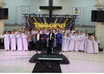 Ketua DPRD Kota Pematangsiantar Timbul Marganda, SH Foto Bersama Dengan Paduan Suara Inggou Victory di GKPS Jalan Sudirman.