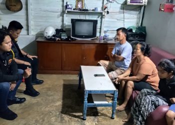 Polres Pematangsiantar Bantu Antarkan Seorang Anak Perempuan Seminggu Tak Pulang Ke Rumah Dengan Orangtuanya.