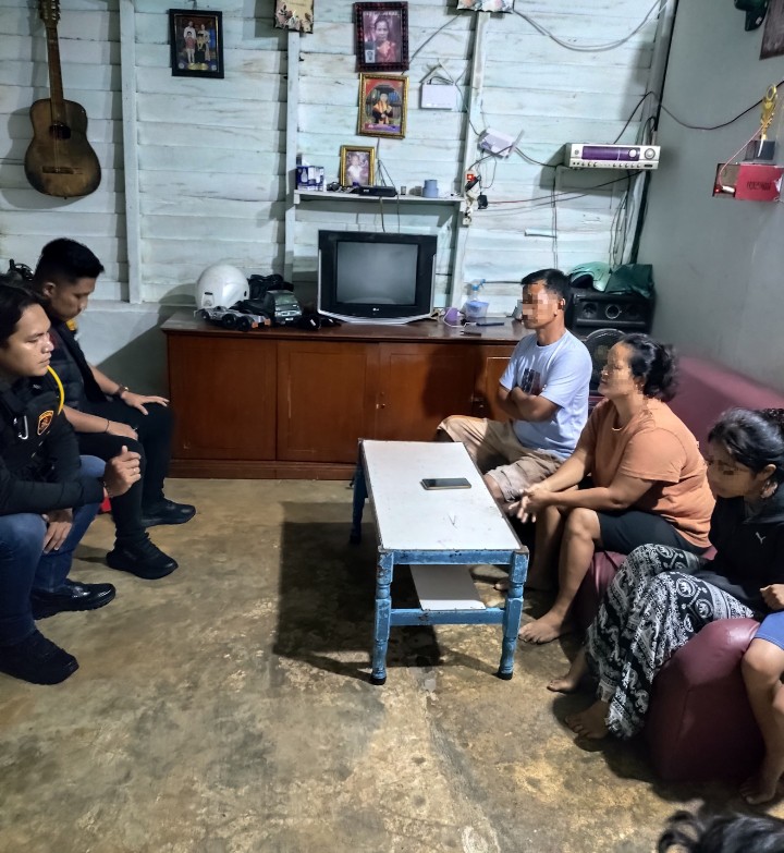 Polres Pematangsiantar Bantu Antarkan Seorang Anak Perempuan Seminggu Tak Pulang Ke Rumah Dengan Orangtuanya.