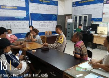 Bhabinkamtibmas Polsek Siantar Timur Selesaikan Perkelahian Warga Dengan Problem Solving.