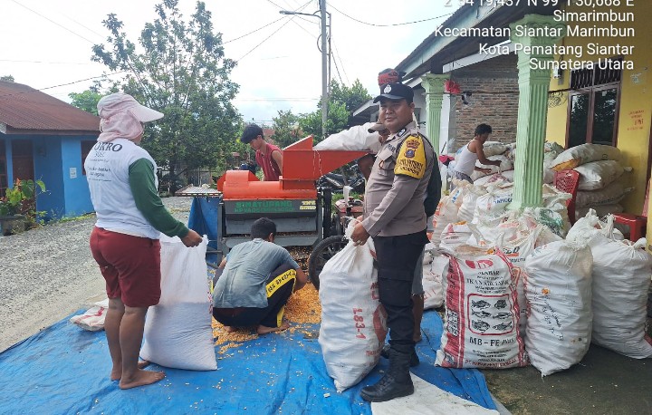 Bhabinkamtibmas Polsek Siantar Marihat Sambang Kamtibmas Kepada Petani Binaan.