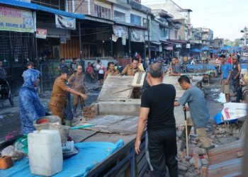 Pemko Pematangsiantar Melalui Pemerintah Kecamatan Siantar Utara Membongkar Bangunan Semi Permanen Milik Pedagang Kaki Lima di Pasar Dwikora.
