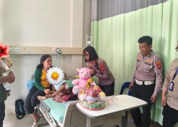 Jelang HUT Bhayangkara Ke - 80, Satlantas Polres Simalungun Gelar Bakti Sosial Jenguk Korban Kecelakaan Lalu Lintas.