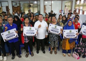 Wali Kota Pematangsiantar Wesly Silalahi, SH, MKn, Serahkan Bantuan Kepada Pedagang Terdampak kebakaran Pasar Dwikora.